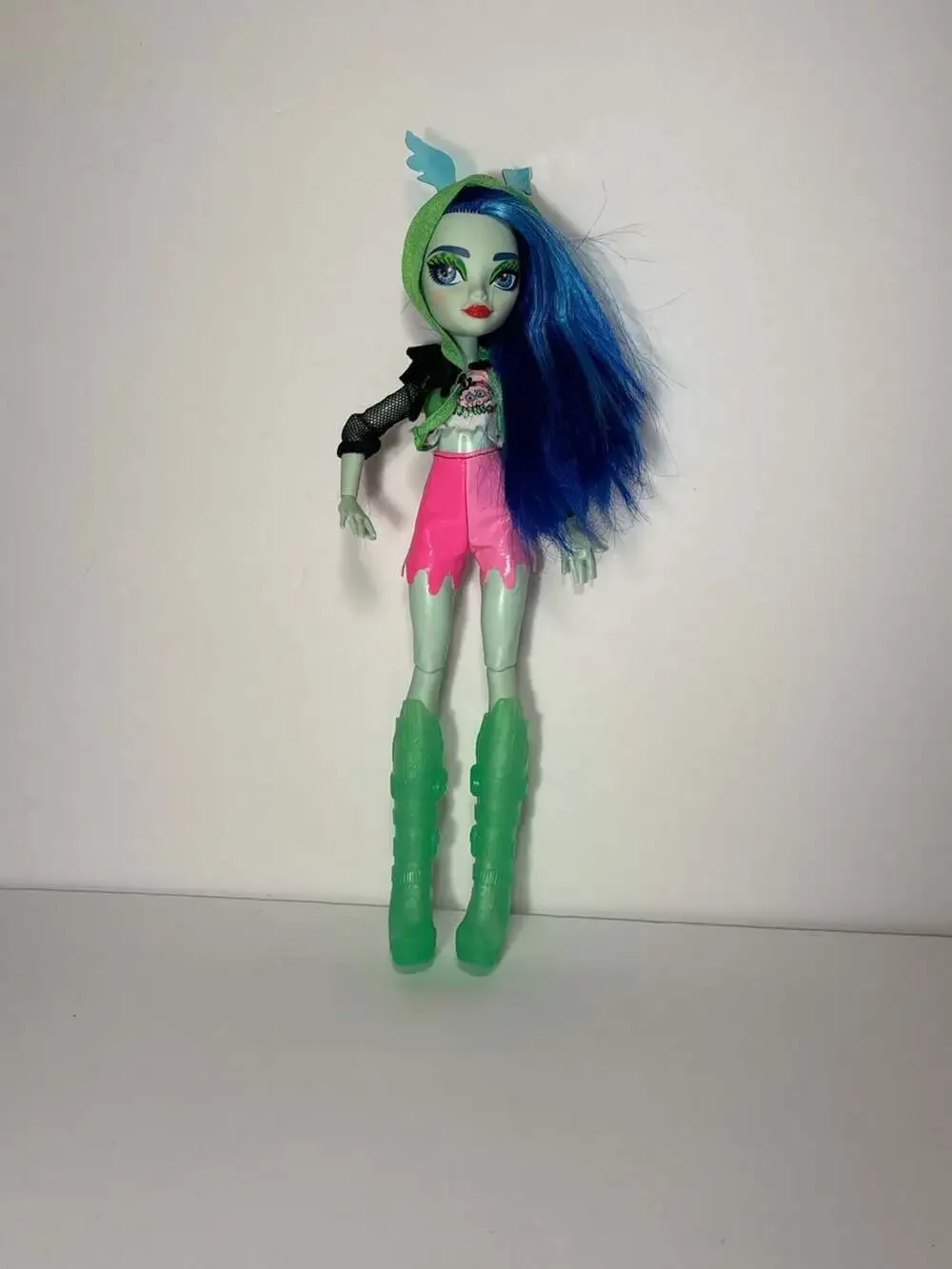 Monster High Skulltimate Secrets Neon Frights Ghoulia Yelps Fashion Doll
